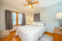 Cozy 4 bedroom home. Just 2 miles from Drake University. Easy access to I235. - 4つ星