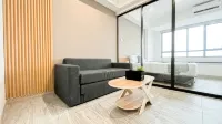 Basic Brown Accent 1BR Apartment Collins Boulevard By Travelio - 3-Star