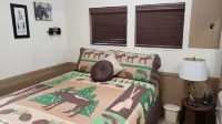 Year Round Access in town Bungalow, Hot Tub, Fire Pit and Extra Parking - 3-Star