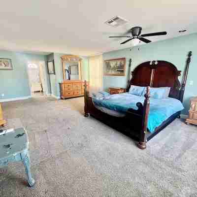 Spacious 5-bedroom house in Northwest Las Vegas with pool and jacuzzi Rooms