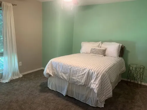 Cozy 2-bedroom condo in peaceful Riverside - Entire Place
