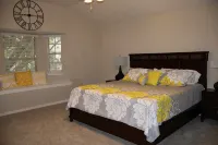 Bumblebee Décor, 4 King Beds, near Bush/IAH Airport - Homestays