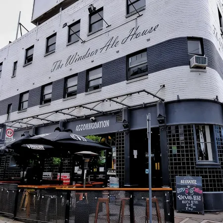 Pint on Punt Backpackers