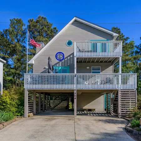 Walk to Manteo Waterfront • 3Br Retreat • Outdoor Shower + Spacious Decks