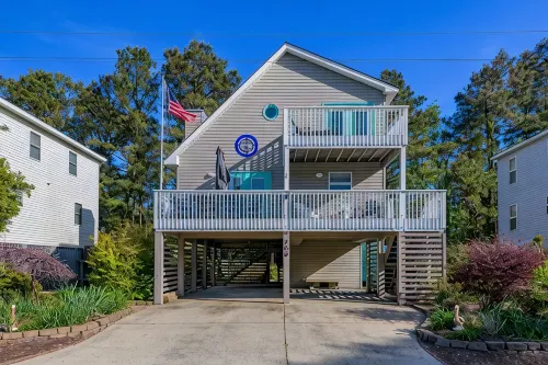Walk to Manteo Waterfront • 3Br Retreat • Outdoor Shower + Spacious Decks - 3-Sterne