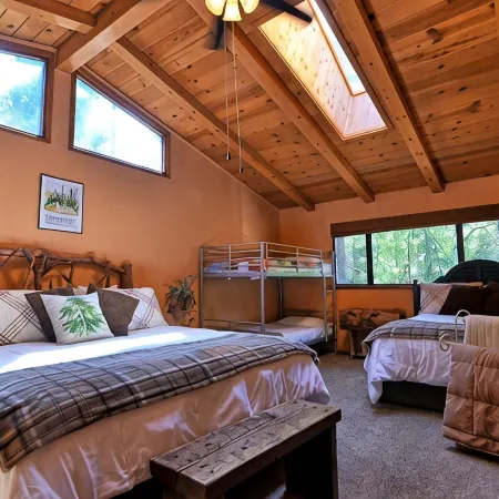 Cozy 3-bedroom cabin in superb Arnold with WiFi and a Spa Hotels in Arnold