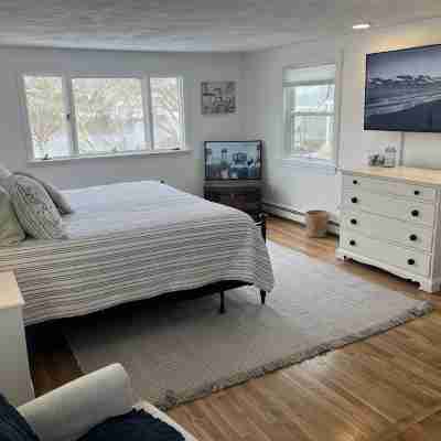 Sunset Point - Spacious 4-BR Long Pond House w/ private swimmable beach & AC Rooms