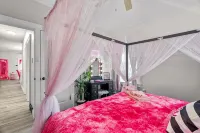 Barbie's Dreamhouse - Sleeps 6 Near Botanical Gardens & Tower Grove Park - Condos