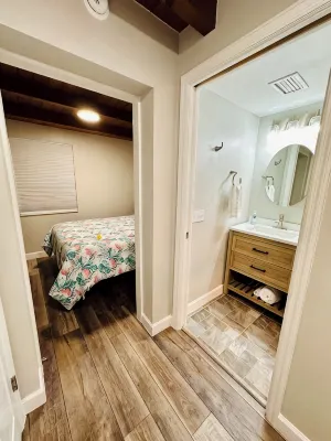 Cottage 32: Flamingo Bungalow - Waterfront Lodging in Downtown Tavares, FL
