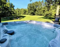 Beautiful, Secluded Luxury Cabin with relaxing hot tub. - 3-Star