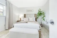 Minimalist Haven Naples • Walk to Beach & 5th Ave - Condos