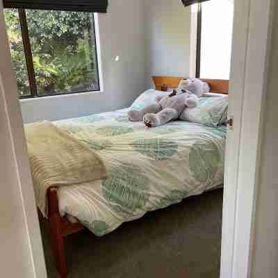 Unique Property Overlooking Estuary to City on the Beautiful Daisy Hardwick Walk Rooms