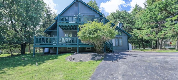Pool! Hot Tub, Lake, and Location! Fall Hiking, Adventures and Relaxation Hotels in Penn Forest Township