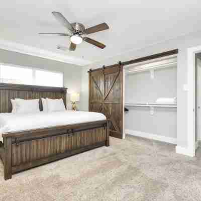 Spacious Modern Cottage Perfect for Families & Pets ~ Gated Parking ~ Sleeps 9+ Rooms