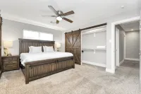 Spacious Modern Cottage Perfect for Families & Pets ~ Gated Parking ~ Sleeps 9+ - ห้องครัว