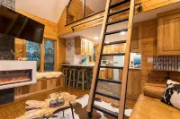 Tree House Oasis, conveniently located in the heart of Bentonville - 4-Star