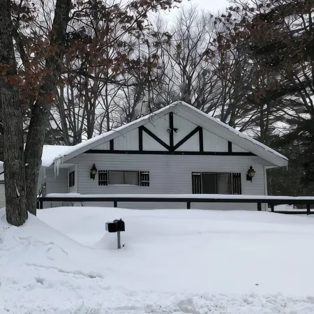 Beautiful Cottage Just minutes from The Twin Lakes & Beach