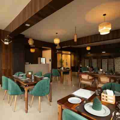 The Layover Hotel Dining/Meeting Rooms