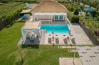 Madini Luxury Villa with Free Pool Heating - Villas