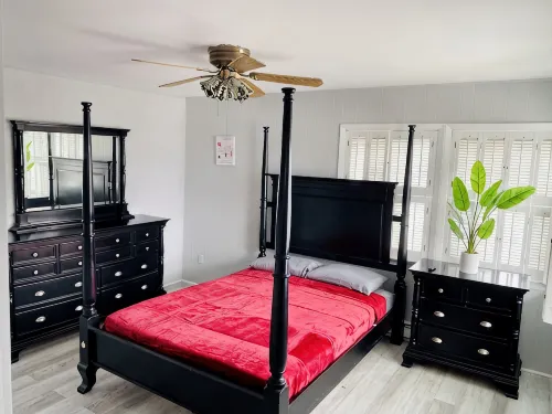 Elegant and Bright Ocean Block Home w/ Private Balcony, BBQ & Patio - Family