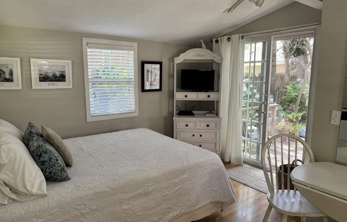 Charming Cottage in Historical Dist with Beautiful Gardens-5 Minute Walk to Town