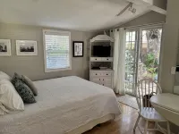 Charming Cottage in Historical Dist with Beautiful Gardens-5 Minute Walk to Town Hotels in Saugatuck