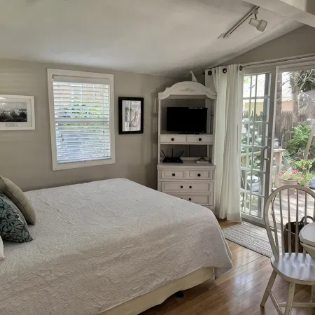 Charming Cottage in Historical Dist with Beautiful Gardens-5 Minute Walk to Town