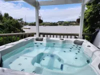 The Beach Bach - Water's Edge, Bay of Islands Hotels in Opua