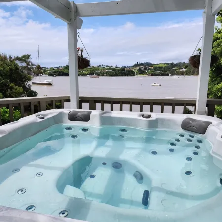 The Beach Bach - Water's Edge, Bay of Islands Отели в г. Опуа
