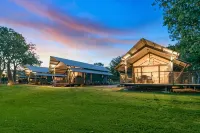 Kimberleyland Waterfront Holiday Park - parking