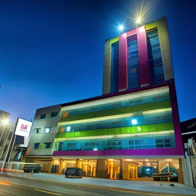 Swiss-Belcourt Makassar Hoteles cerca de Monumento al Mandala