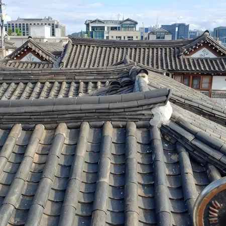 Bukchon Yeonwoo Hanok Stay Отели рядом с достопримечательностью «Общественная библиотека Пукчхона»