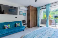 Cozy studio apartment near beach with roof top pool, AC, WiFi - Homestays