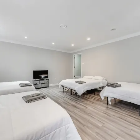 Spacious 8 Bed Home Near North Hills, DT, Airport