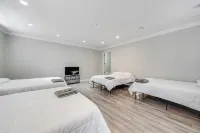 Spacious 8 Bed Home Near North Hills, DT, Airport - 발코니