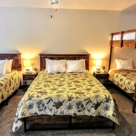 Lynnhurst Resort-Private cabin on Kentucky Lake with Hot Tub