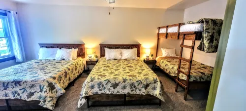 Lynnhurst Resort-Private cabin on Kentucky Lake with Hot Tub