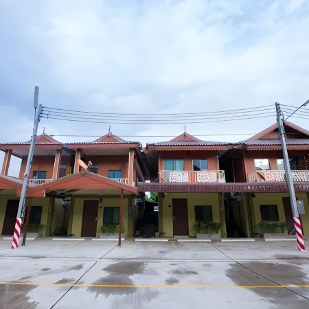 Sri Siam Resort Отели рядом с достопримечательностью «Школа Висадтагунгсри»