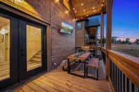 New Pool Cabin/One Mile from Pigeon Forge Strip/Perfect for Groups/Families - مسبح خاص