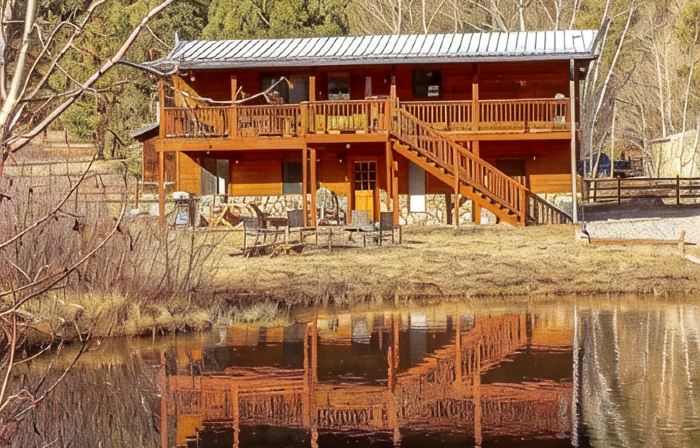 3 Cabins, 2 Acres, Private Pond, Walk to Restaurants, 4 Separate Sleeping Units