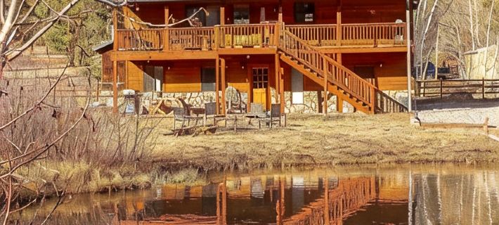 3 Cabins, 2 Acres, Private Pond, Walk to Restaurants, 4 Separate Sleeping Units アパッチのホテル
