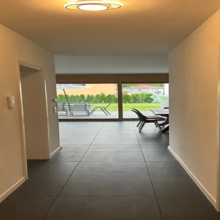 Moderne Ferienwohnung, Platz für 6 Gäste - 2 Schlaf-/ Wohn-/badezimmer, Terrasse Отели в г. Зинген