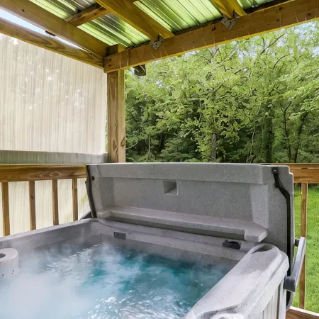 Creekside Cabin in Hocking Hills. Hot Tub + Large Private Yard. Dog-friendly!
