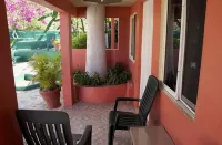 Footsteps to Beach, AC, Fast Wi-Fi, Hot Water - 2 stelle