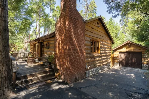 Arrowhead, A/C, Private Jacuzzi, Huge Backyard, 65" TV, Fully Stocked, Dogs OK. - Hytter