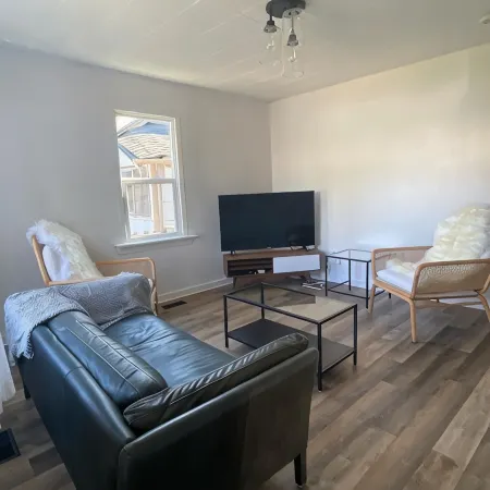 Downtown City Retreat | Pet Friendly | Sip, Lake, Repeat