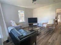 Downtown City Retreat | Pet Friendly | Sip, Lake, Repeat - Homestays