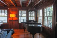 Charming Lakefront Home: Big Porches, Kayaks & Room to Gather
