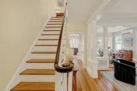 Historic & sunny home w/ Fireplace steps from USNA & Downtown Annapolis