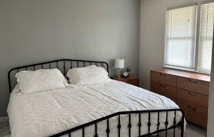 Charming 3-bedroom townhome with AC and WiFi in Greensburg